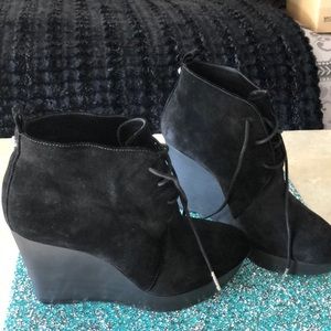 Brand new!!!! Worn only indoors😍😍😍